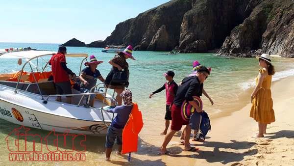 Sôi động du lịch hè: Bãi biển miền Trung hút khách ảnh 1
